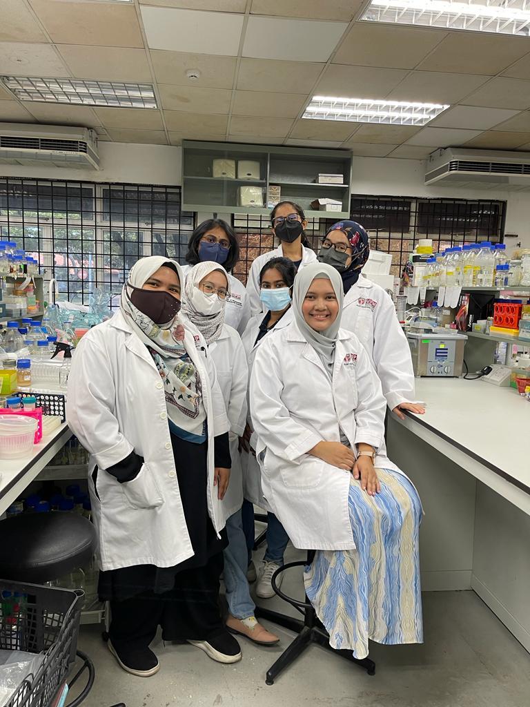 Darssheela  and her lab mates